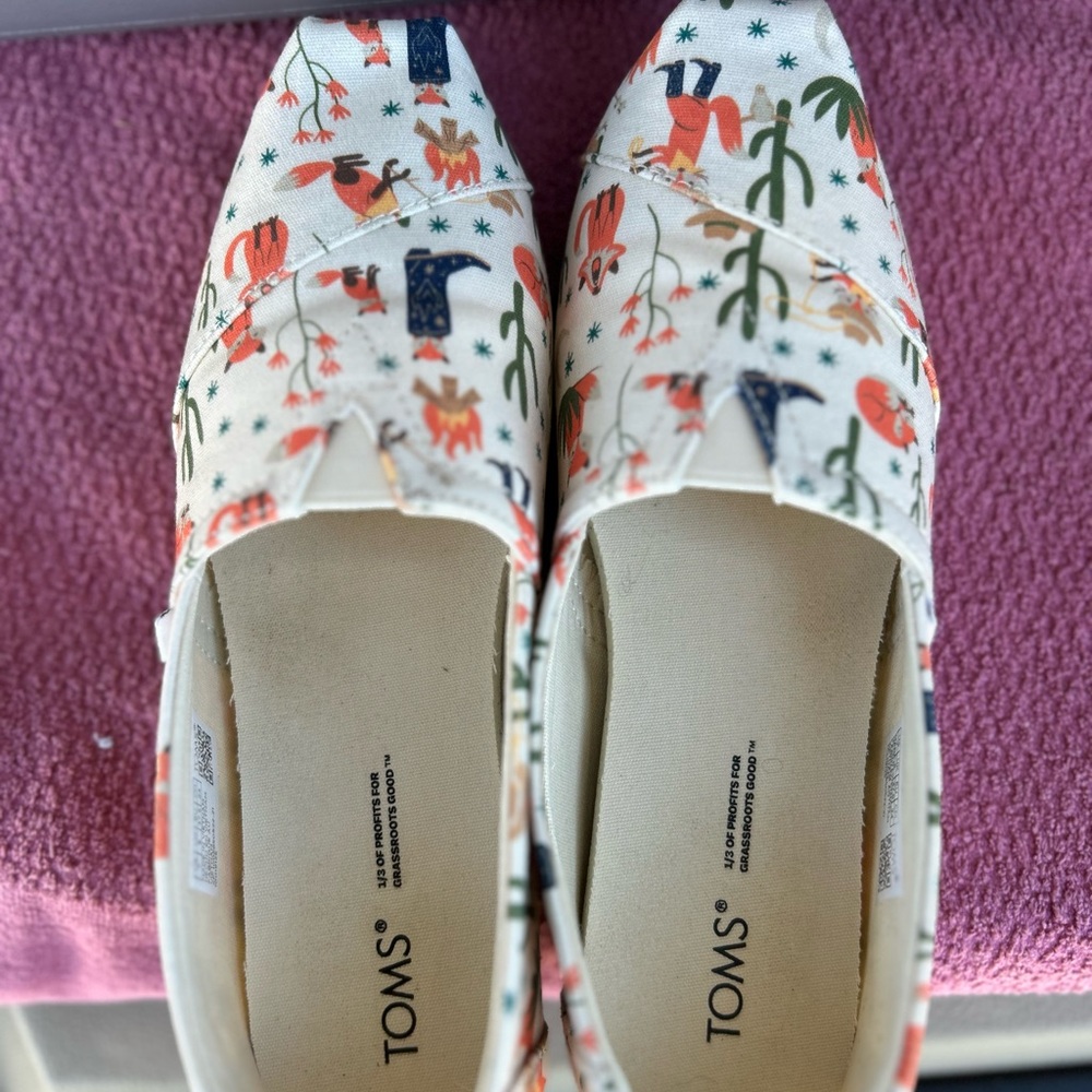 Tom’s fox shoes